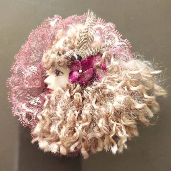 Vintage Lady Face Pin Brooch Feathers Flower Mauve Lace - Picture 2 of 6